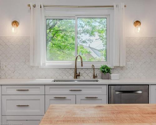 174 Vermont Street, Waterloo, ON - Indoor Photo Showing Kitchen