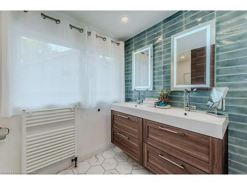 174 Vermont Street, Waterloo, ON - Indoor Photo Showing Bathroom