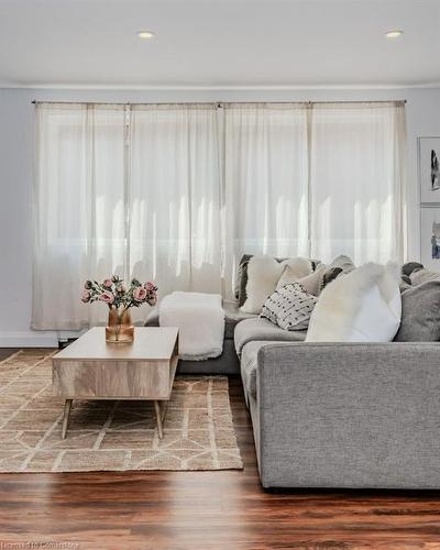 174 Vermont Street, Waterloo, ON - Indoor Photo Showing Living Room