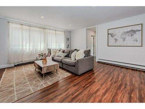 174 Vermont Street, Waterloo, ON - Indoor Photo Showing Living Room