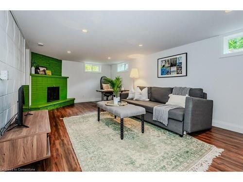 174 Vermont Street, Waterloo, ON - Indoor Photo Showing Living Room