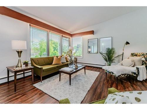 174 Vermont Street, Waterloo, ON - Indoor Photo Showing Living Room