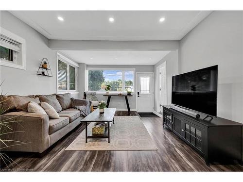 124 Whitney Place, Kitchener, ON - Indoor Photo Showing Living Room