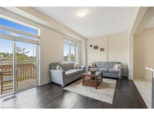 38-166 Deerpath Road, Guelph, ON - Indoor Photo Showing Living Room