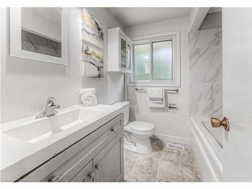 24 Old Chicopee Drive, Kitchener, ON - Indoor Photo Showing Bathroom