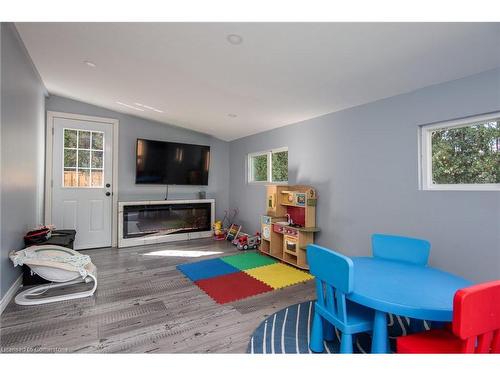 130 Greenbrier Drive, Waterloo, ON - Indoor Photo Showing Living Room