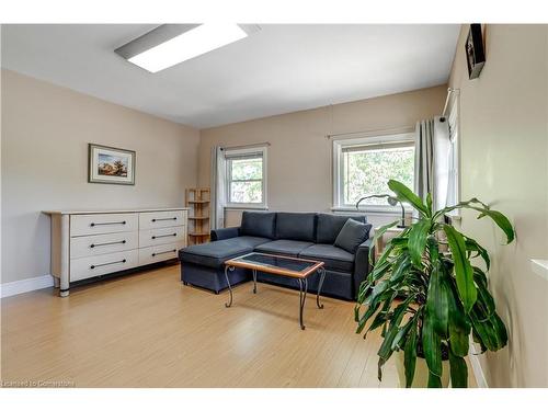 11 Belmont Avenue W, Kitchener, ON - Indoor Photo Showing Living Room