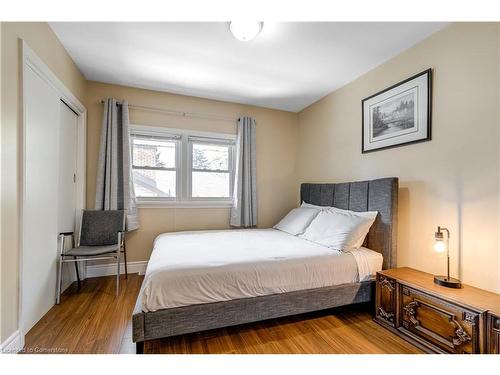 11 Belmont Avenue W, Kitchener, ON - Indoor Photo Showing Bedroom