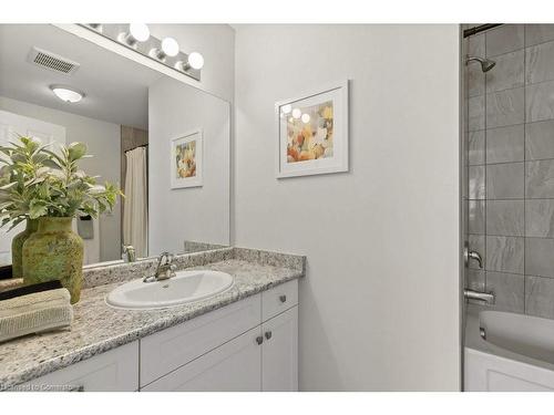 62-50 Pinnacle Drive, Kitchener, ON - Indoor Photo Showing Bathroom