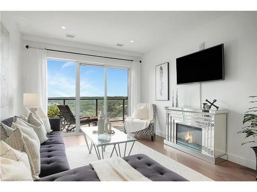 1712-50 Grand Avenue S, Cambridge, ON - Indoor Photo Showing Living Room With Fireplace