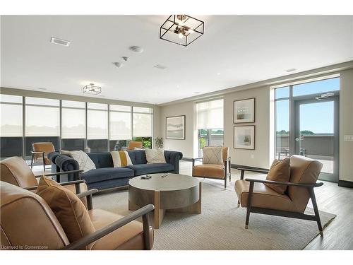 1712-50 Grand Avenue S, Cambridge, ON - Indoor Photo Showing Living Room