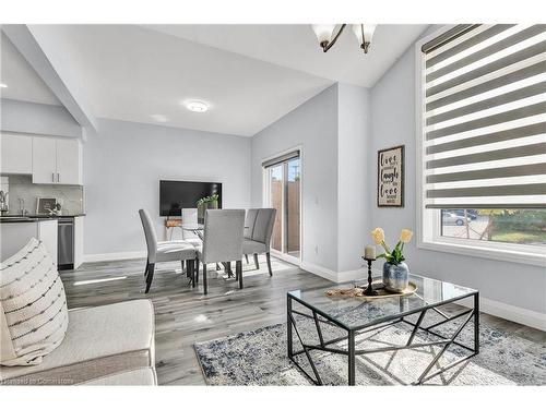 5-110 Fergus Avenue, Kitchener, ON - Indoor Photo Showing Living Room