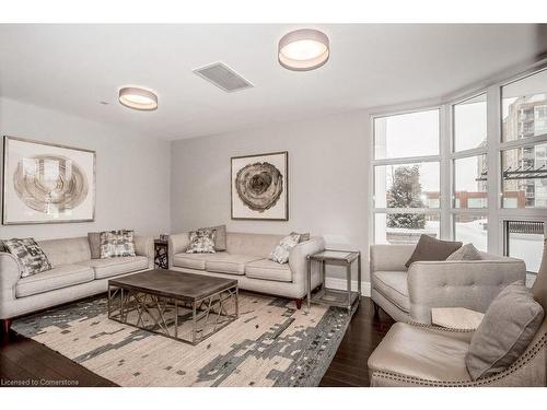 1005-144 Park Street, Waterloo, ON - Indoor Photo Showing Living Room