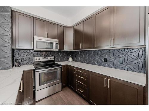 1005-144 Park Street, Waterloo, ON - Indoor Photo Showing Kitchen