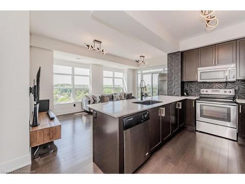 1005-144 Park Street, Waterloo, ON - Indoor Photo Showing Kitchen