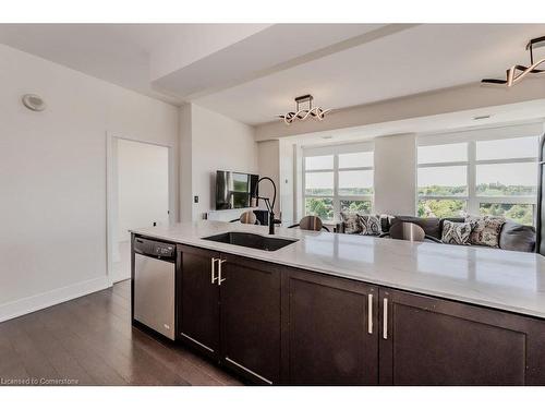 1005-144 Park Street, Waterloo, ON - Indoor Photo Showing Kitchen