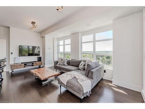 1005-144 Park Street, Waterloo, ON - Indoor Photo Showing Living Room