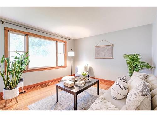 481 Huron Street, Woodstock, ON - Indoor Photo Showing Living Room