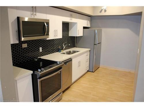 424-690 King Street W, Kitchener, ON - Indoor Photo Showing Kitchen