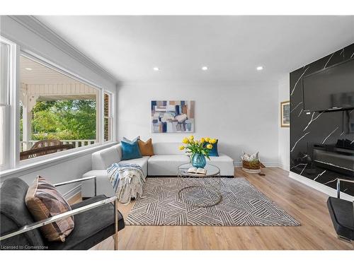 5449 Wellington Rd 39, Guelph/Eramosa, ON - Indoor Photo Showing Living Room