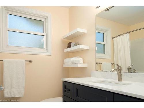 391 Lakeview Drive, Waterloo, ON - Indoor Photo Showing Bathroom