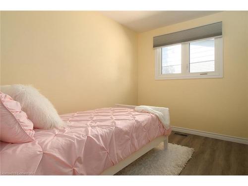 391 Lakeview Drive, Waterloo, ON - Indoor Photo Showing Bedroom