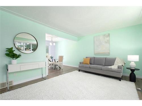 391 Lakeview Drive, Waterloo, ON - Indoor Photo Showing Living Room