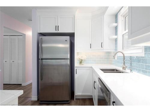 391 Lakeview Drive, Waterloo, ON - Indoor Photo Showing Kitchen With Double Sink With Upgraded Kitchen