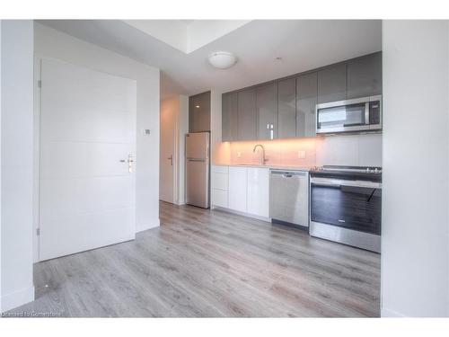 1102-60 Frederick St Street, Kitchener, ON - Indoor Photo Showing Kitchen