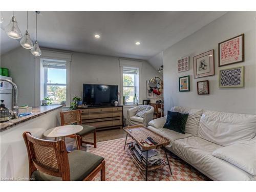 45 Princess Street E, Waterloo, ON - Indoor Photo Showing Living Room