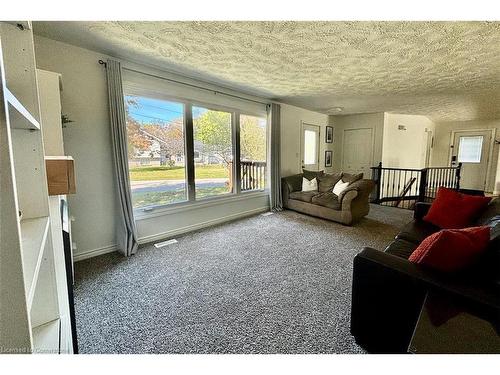 533 Margaret Street, Tay, ON - Indoor Photo Showing Living Room