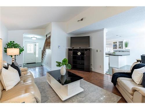 94 Queen Charlotte Crescent, Kitchener, ON - Indoor Photo Showing Living Room