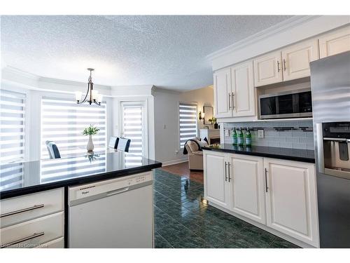 94 Queen Charlotte Crescent, Kitchener, ON - Indoor Photo Showing Kitchen