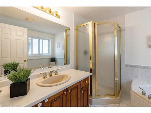 94 Queen Charlotte Crescent, Kitchener, ON - Indoor Photo Showing Bathroom