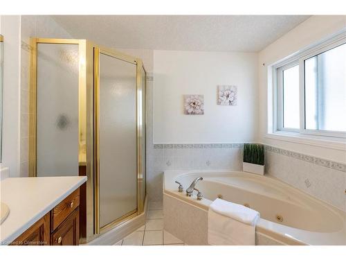 94 Queen Charlotte Crescent, Kitchener, ON - Indoor Photo Showing Bathroom