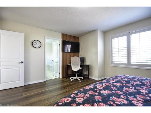 448 Garth Massey Drive, Cambridge, ON - Indoor Photo Showing Bedroom