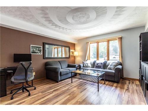 5-169 Bond Street, Ingersoll, ON - Indoor Photo Showing Living Room