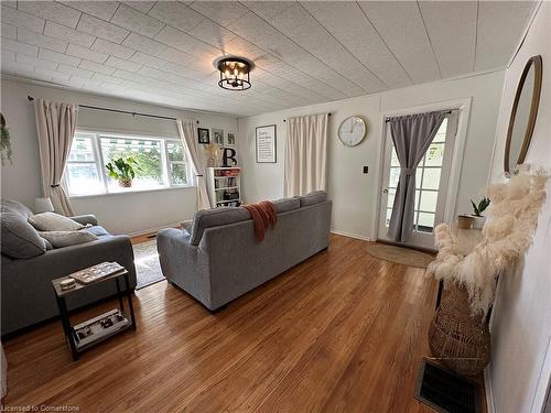 570 Lowe Street, Palmerston, ON - Indoor Photo Showing Living Room