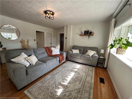 570 Lowe Street, Palmerston, ON - Indoor Photo Showing Living Room