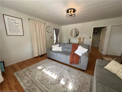 570 Lowe Street, Palmerston, ON - Indoor Photo Showing Living Room