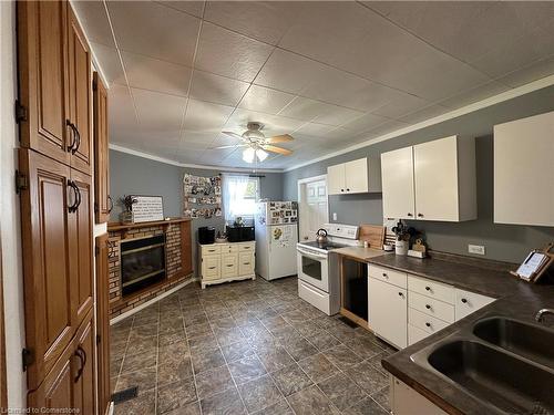 570 Lowe Street, Palmerston, ON - Indoor Photo Showing Kitchen With Double Sink