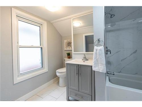 77 Bruce Street, Kitchener, ON - Indoor Photo Showing Bathroom