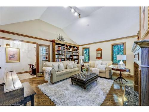 6637 Wellington 34 Road, Puslinch, ON - Indoor Photo Showing Living Room