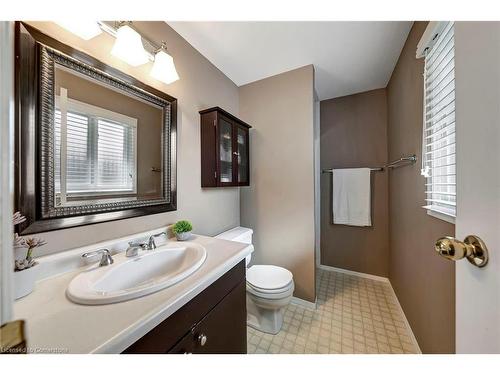 8 Lowell Street S, Cambridge, ON - Indoor Photo Showing Bathroom