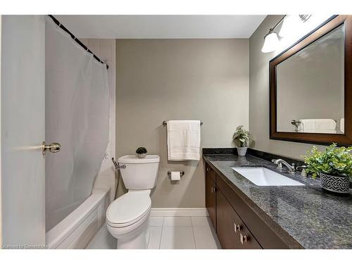 8 Lowell Street S, Cambridge, ON - Indoor Photo Showing Bathroom