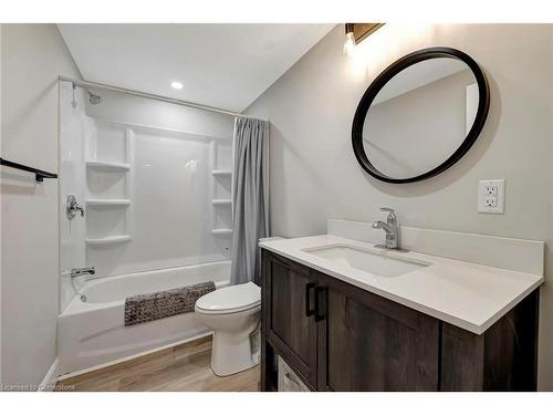 8 Lowell Street S, Cambridge, ON - Indoor Photo Showing Bathroom