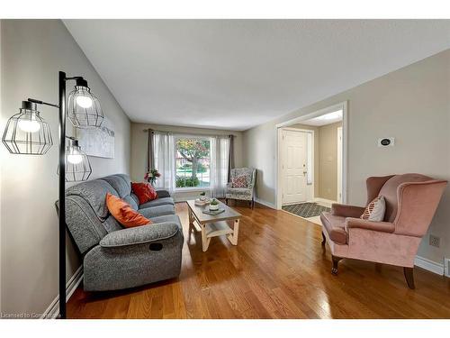 8 Lowell Street S, Cambridge, ON - Indoor Photo Showing Living Room