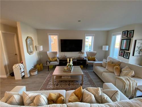 25 Valencia Avenue, Kitchener, ON - Indoor Photo Showing Living Room