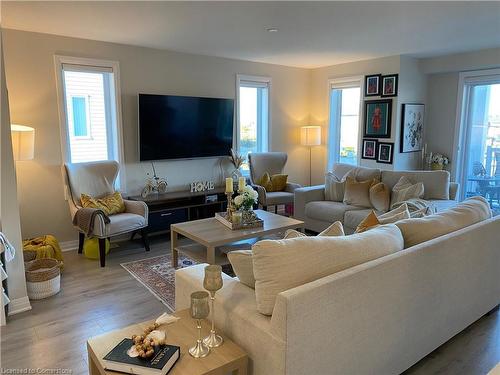 25 Valencia Avenue, Kitchener, ON - Indoor Photo Showing Living Room