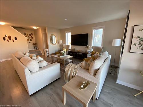 25 Valencia Avenue, Kitchener, ON - Indoor Photo Showing Living Room